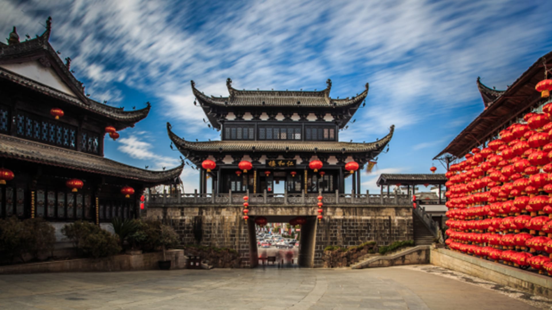 Yanghe Gate and the historic street in Huizhou Ancient City
